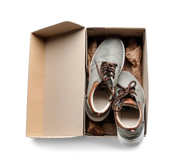 Caja Cartón Con Zapatillas Deporte Sobre Fondo Blanco —  Fotos de Stock