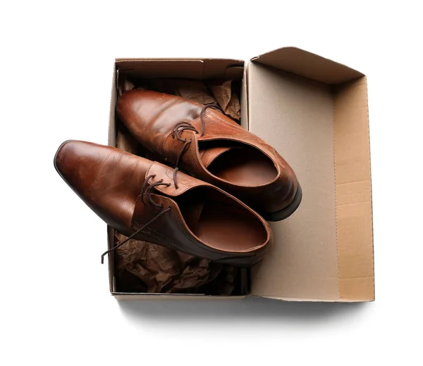 Caja Cartón Con Zapatos Marrones Sobre Fondo Blanco —  Fotos de Stock