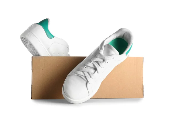 Beyaz Arka Planda Spor Ayakkabıları Olan Karton Kutu — Stok fotoğraf