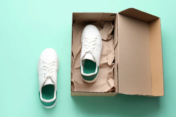 Cardboard Box White Sneakers Color Background — Stock Photo, Image