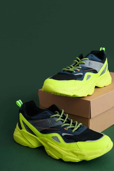 Yeşil Zemin Üzerinde Koşu Ayakkabıları Olan Karton Kutu — Stok fotoğraf