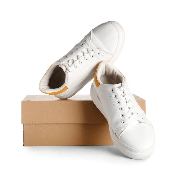 Kartonnen Doos Met Sneakers Witte Achtergrond — Stockfoto