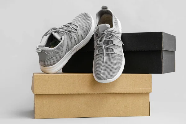 Cardboard Boxes Grey Running Shoes Light Background — Stock Photo, Image