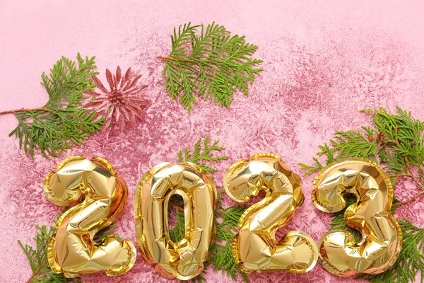 Фігура 2023 Року Повітряних Кульок Різдвяними Гілками Блиском Рожевому Фоні — стокове фото