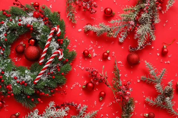 Couronne Noël Avec Décor Branches Sapin Neige Sur Fond Rouge — Photo