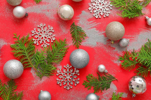 Jedle Větve Vánoční Výzdobou Červeném Pozadí — Stock fotografie