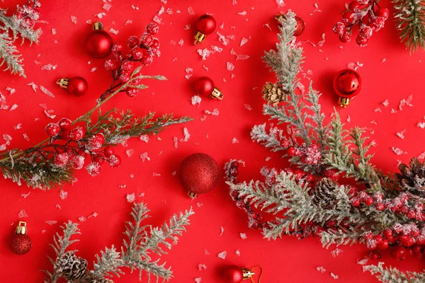 Jedle Větve Jeřábem Vánoční Koule Sníh Červeném Pozadí — Stock fotografie