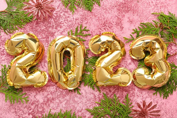 Фігура 2023 Року Повітряних Кульок Різдвяними Гілками Блиском Рожевому Фоні — стокове фото