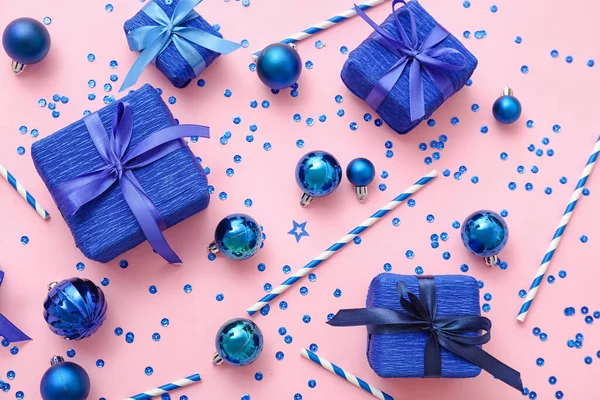 Geschenkboxen Mit Weihnachtsdekor Auf Rosa Hintergrund — Stockfoto