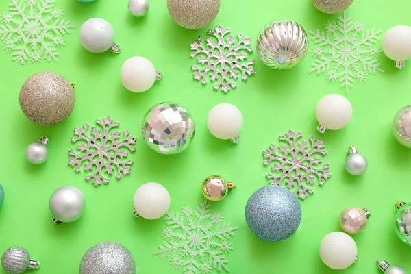Χριστουγεννιάτικες Μπάλες Και Νιφάδες Χιονιού Πράσινο Φόντο — Φωτογραφία Αρχείου