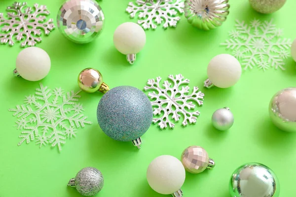 Kerstballen Sneeuwvlokken Groene Achtergrond — Stockfoto