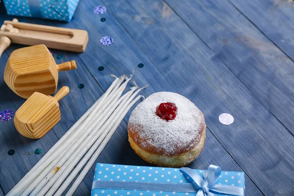 Doughnut Savoureux Avec Des Dreidels Des Bougies Des Cadeaux Pour — Photo
