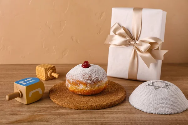 Doughnut Savoureux Avec Chapeau Juif Dreidels Cadeau Pour Célébration Hannukah — Photo