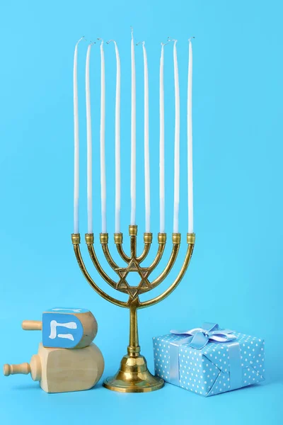 Menorah Com Velas Presente Dreidels Para Celebração Hanukkah Fundo Azul — Fotografia de Stock