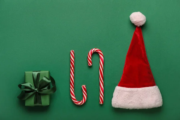 Candy Sétapálcák Karácsonyi Ajándék Santa Kalap Zöld Háttér — Stock Fotó