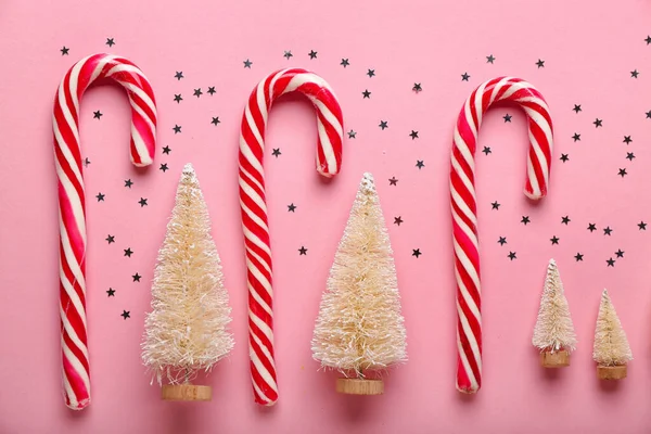 Bastones Caramelo Con Árboles Navidad Estrellas Sobre Fondo Rosa — Foto de Stock