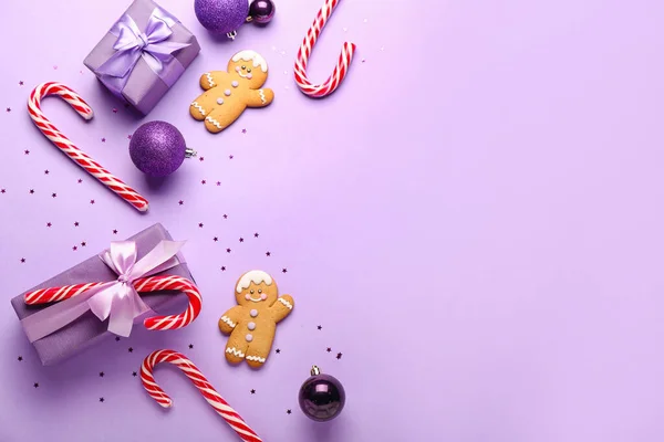 Zuckerstangen Mit Weihnachtskugeln Geschenken Und Plätzchen Auf Lila Hintergrund — Stockfoto