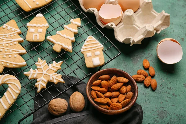 Сетка Вкусным Рождественское Печенье Орехи Цветном Фоне Крупным Планом — стоковое фото