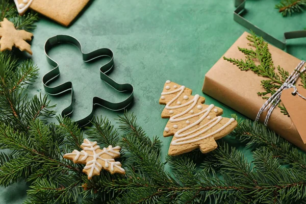 Komposition Mit Leckeren Weihnachtsplätzchen Tannenzweigen Und Ausstechformen Auf Farbigem Hintergrund — Stockfoto
