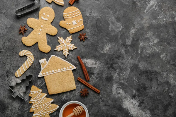 配上美味的圣诞饼干 切菜刀和调味品 衬托在发牢骚的背景下 — 图库照片