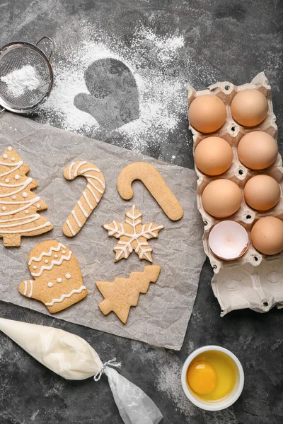 Blatt Backpapier Mit Leckeren Weihnachtsplätzchen Und Eiern Auf Grunge Hintergrund — Stockfoto