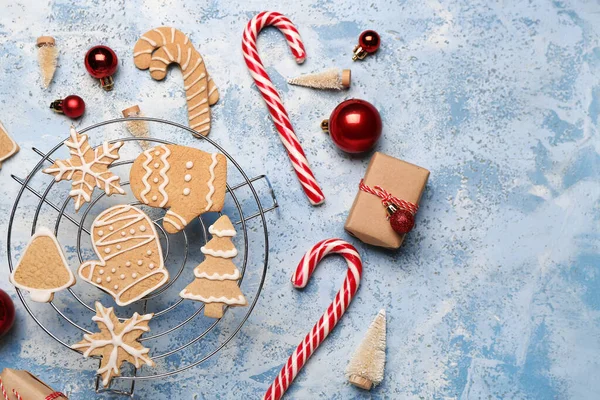 配上美味的圣诞饼干 糖果手杖和彩色背景的装饰品 — 图库照片