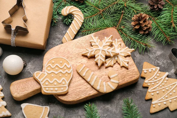 Dřevěné Desky Chutnými Vánoční Cukroví Dárkové Jedlové Větve Tmavém Pozadí — Stock fotografie