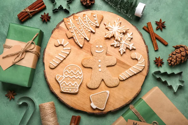 Tábla Ízletes Karácsonyi Cookie Ajándékok Fűszerek Színes Háttér — Stock Fotó