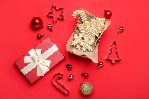 Kompozice Krabicí Chutných Vánočních Sušenek Řezaček Dekorací Červeném Pozadí — Stock fotografie