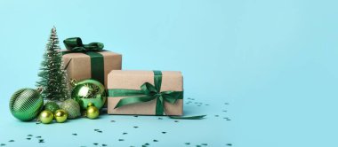 Yılbaşı hediyeleri ve açık mavi arkaplanda metin için yer olan dekor