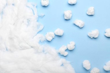 Mavi arkaplanda doğal pamuk