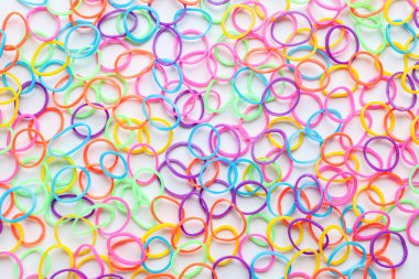 Beyaz arkaplanda renkli lastik bantların dokusu