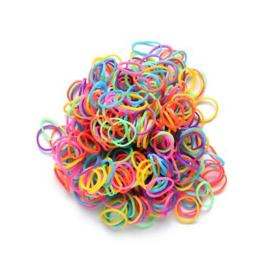 Beyaz arka planda izole edilmiş renkli lastik bantlar yığını.