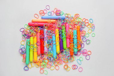 Beyaz arkaplanda renkli lastik bantlar ve işaretler