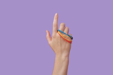 Leylak arka planında lastik bantlı bir kadın