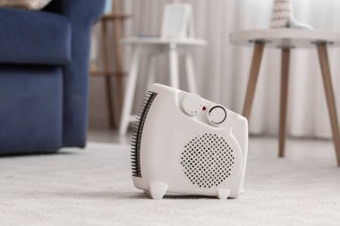 Modern elektrikli pervane ısıtıcısı oturma odasında.