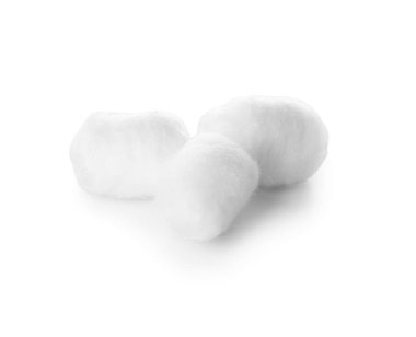 Beyaz arkaplanda yumuşak pamuk topları