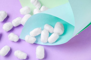 Leylak arkaplanlı pamuklu kağıtlar.