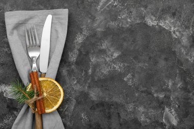 Grunge arka planında Noel kutlaması için şık masa ayarları