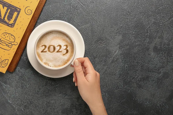 뜨거운 커피를 어두운 배경에 텍스트를 2023 — 스톡 사진