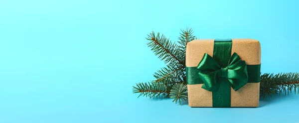크리스마스 과밝은 파란색 배경에 텍스트를 전나무 — 스톡 사진