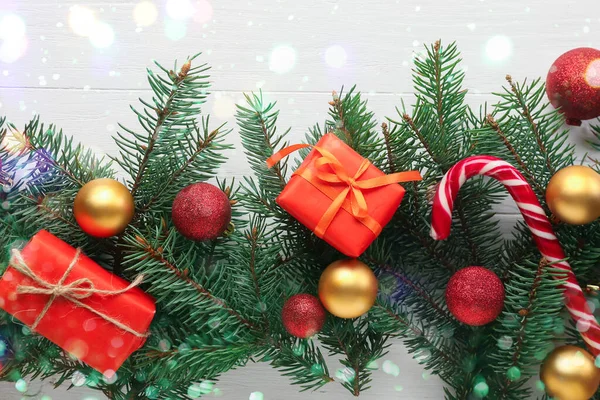 Χριστουγεννιάτικα Δώρα Κλαδιά Ελάτης Μπάλες Και Ζαχαροκάλαμο Ανοιχτό Ξύλινο Φόντο — Φωτογραφία Αρχείου