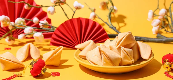 Composição Com Biscoitos Adivinhação Saborosos Símbolos Chineses Fundo Amarelo Celebração — Fotografia de Stock