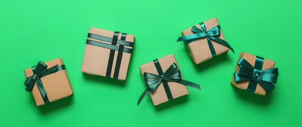 Різдвяні Подарунки Зеленому Фоні Плоска Постіль — стокове фото