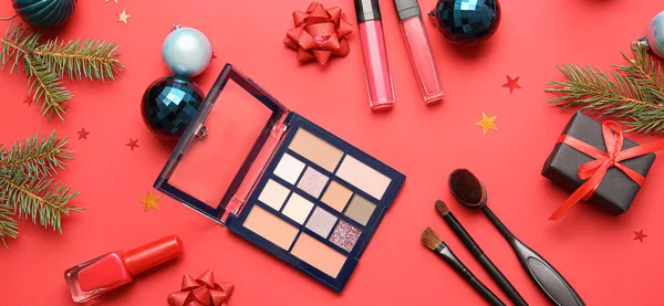 Composição Natal Com Presente Pincéis Maquiagem Cosméticos Decorativos Fundo Vermelho — Fotografia de Stock