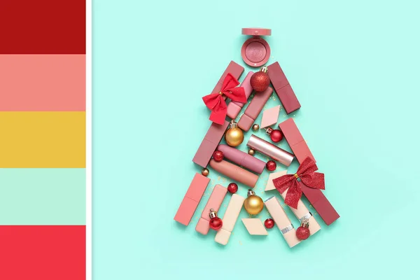 圣诞树由口红和绿松石背景的圣诞球做成 不同的色彩模式 — 图库照片