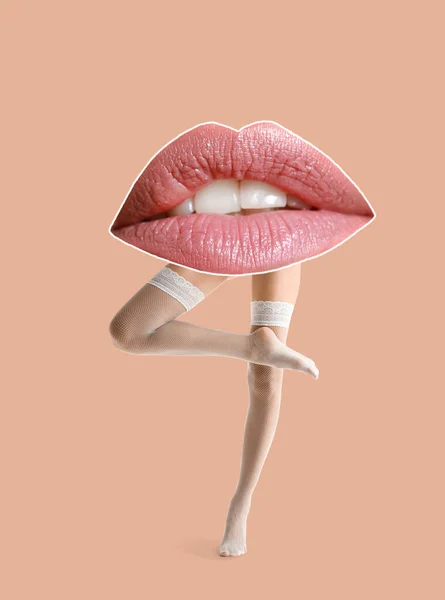 Collage Con Labbra Gambe Femminili Calze Bianche Sfondo Beige — Foto Stock