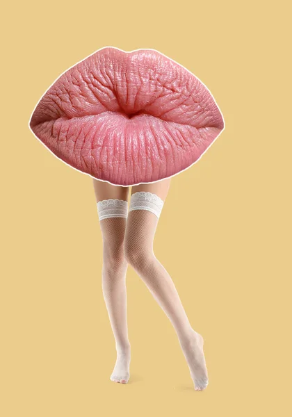 Kolaż Kobiecymi Ustami Nogami Białych Pończochach Beżowym Tle — Zdjęcie stockowe