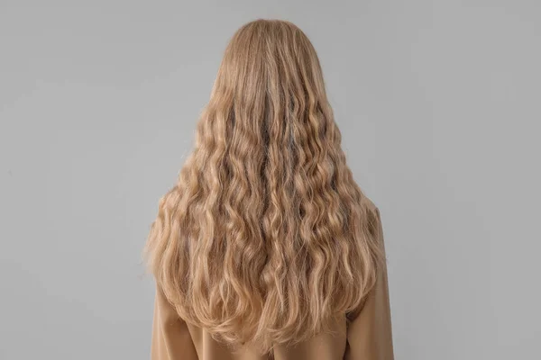 Młoda Kobieta Blond Kręcone Włosy Jasnym Tle — Zdjęcie stockowe