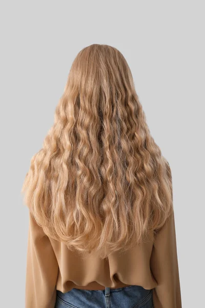 Mladá Žena Blond Kudrnaté Vlasy Světlém Pozadí — Stock fotografie